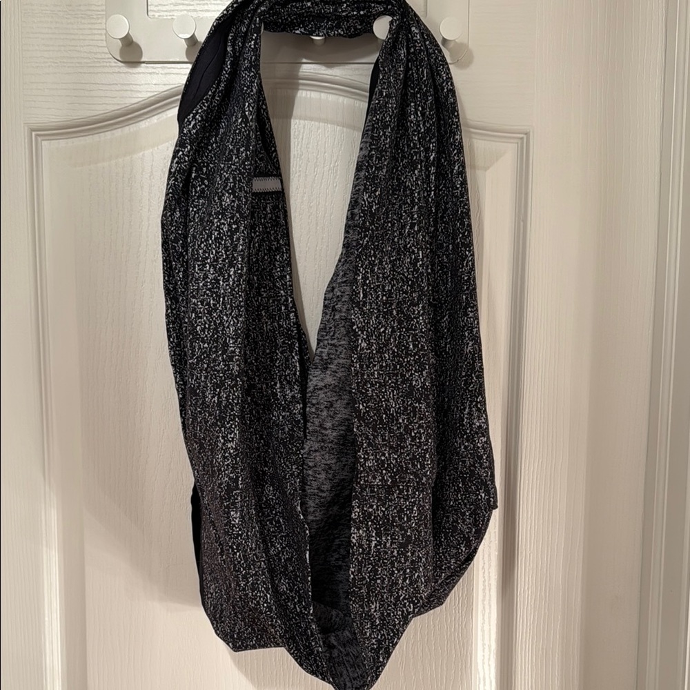 Lululemon Vinyasa Scarf with Arm Holes